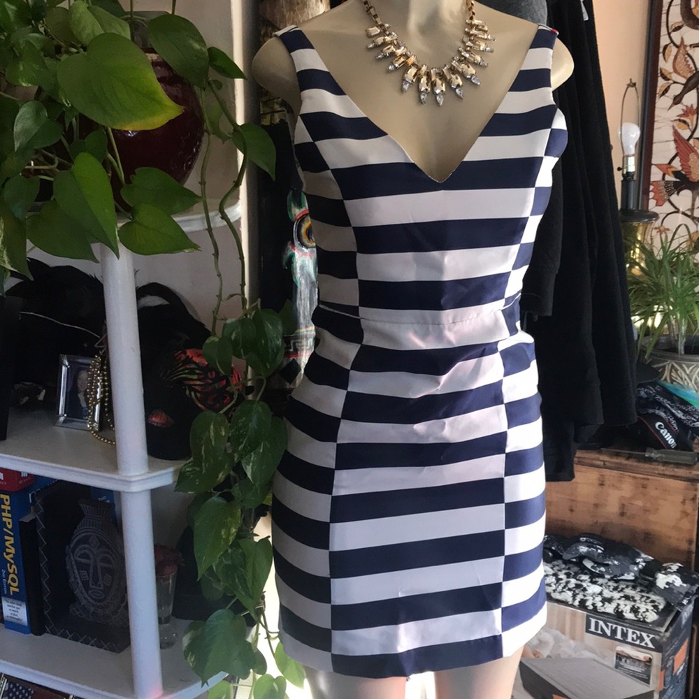 SOLD- DOLCE VITA NAVY & CREAM BACK OUT MINI DRESS - Picture 3 of 8